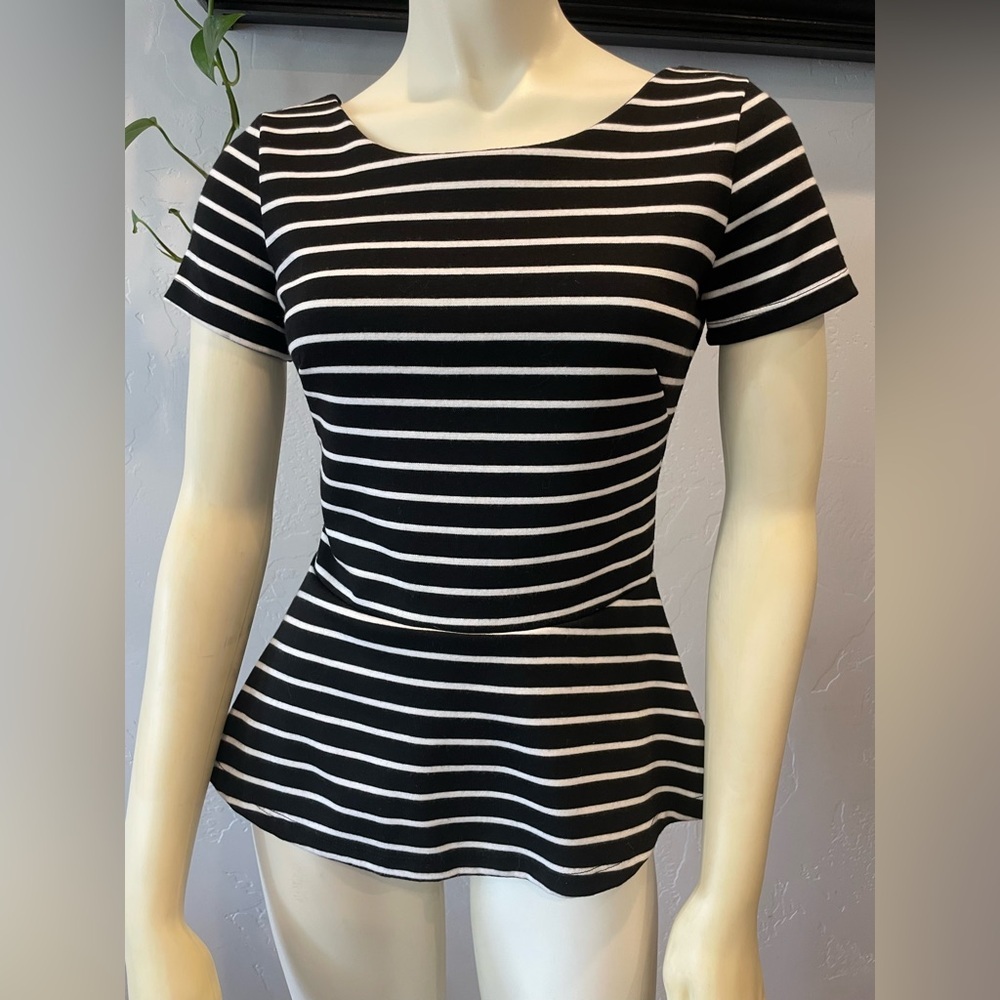 New women’s banana republic stretch, Black and White Striped peplum Top SZ 0